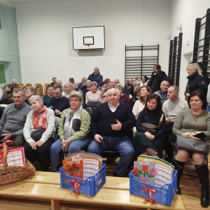 Dziadkowie zgromadzeniu na występie swoich wnuków. Kliknięcie na zdjęcie spowoduje jego powiększenie do rozmiaru oryginalnego.