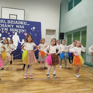 Dzieci z klas 1  wykonują taniec dla dziadków. Kliknięcie na zdjęcie spowoduje jego powiększenie do rozmiaru oryginalnego.