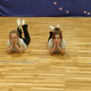 Uczennice klas 2 w trakcie prezentacji figur gimnastycznych  na akademii z okazji Dnia Babci i Dziadka. Kliknięcie na zdjęcie spowoduje jego powiększenie do rozmiaru oryginalnego.