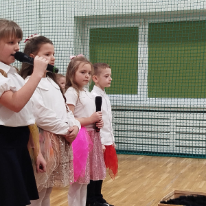 Grupka uczniów z klas 1 recytuje wiersze dla dziadków. Kliknięcie na zdjęcie spowoduje jego powiększenie do rozmiaru oryginalnego.