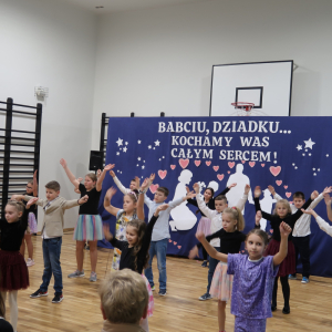 Dzieci z klas 3 tańczą dla dziadków.  Kliknięcie na zdjęcie spowoduje jego powiększenie do rozmiaru oryginalnego.