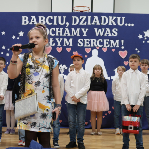Jedna z dziewczynek śpiewa dla dziadków.  Kliknięcie na zdjęcie spowoduje jego powiększenie do rozmiaru oryginalnego.