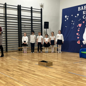 Pani Aneta Szot podczas występu oddziału przedszkolnego.  Kliknięcie na zdjęcie spowoduje jego powiększenie do rozmiaru oryginalnego.