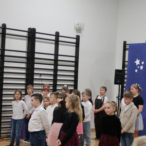 Przemówienie pani Wicedyrektor Doroty Gurgul na występnie uczniów klas 3 z okazji Dnia Babci i Dziadka.  Kliknięcie na zdjęcie spowoduje jego powiększenie do rozmiaru oryginalnego.