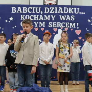 Jedne z uczniów recytuje wiersz, w tle pozostałe dzieci.  Kliknięcie na zdjęcie spowoduje jego powiększenie do rozmiaru oryginalnego.