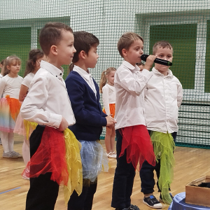 Grupka uczniów z klas 1 recytuje wiersze dla dziadków. Kliknięcie na zdjęcie spowoduje jego powiększenie do rozmiaru oryginalnego.