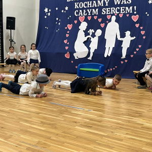 Taniec w wykonaniu przedszkolaków.  Kliknięcie na zdjęcie spowoduje jego powiększenie do rozmiaru oryginalnego.