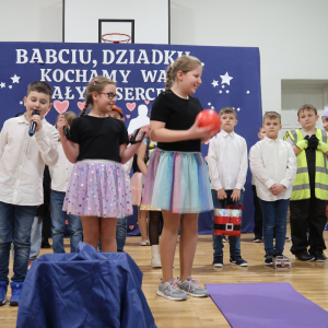 Uczennice klas 3 prezentują program artystyczny z okazji Dnia Babci i Dziadka.  Kliknięcie na zdjęcie spowoduje jego powiększenie do rozmiaru oryginalnego.