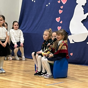 Grupka dziewczynek z przedszkola na kanapie recytuje wiersze z okazji Dnia Babci i Dziadka.  Kliknięcie na zdjęcie spowoduje jego powiększenie do rozmiaru oryginalnego.