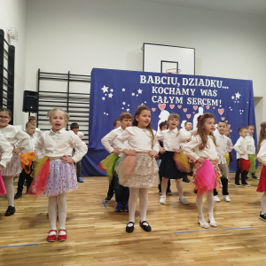 Pierwszoklasiści w trakcie tańca dla dziadków. Kliknięcie na zdjęcie spowoduje jego powiększenie do rozmiaru oryginalnego.