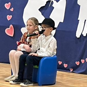 Przedszkolaki przebrane za babcię i dziadka. Kliknięcie na zdjęcie spowoduje jego powiększenie do rozmiaru oryginalnego.