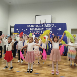 Pierwszoklasiści w trakcie tańca z kolorowymi chustami. Kliknięcie na zdjęcie spowoduje jego powiększenie do rozmiaru oryginalnego.