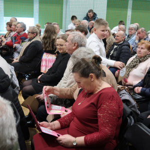 Wręczanie laurek babciom i dziadkom przez ich wnuki.  Kliknięcie na zdjęcie spowoduje jego powiększenie do rozmiaru oryginalnego.