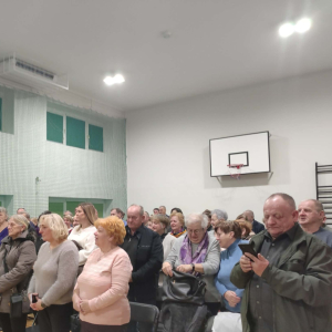 Dziadkowie uczniów klas 2 podziwiają ich występ. Kliknięcie na zdjęcie spowoduje jego powiększenie do rozmiaru oryginalnego.