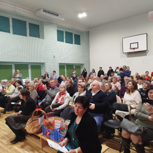 Dziadkowie zgromadzeni na występnie klas 1. Kliknięcie na zdjęcie spowoduje jego powiększenie do rozmiaru oryginalnego.