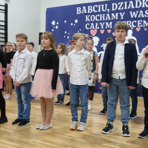 Recytacja wierszy dla dziadków przez uczniów klas 3.  Kliknięcie na zdjęcie spowoduje jego powiększenie do rozmiaru oryginalnego.
