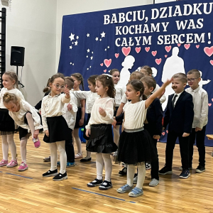 Występ przygotowany przez przedszkolaków dla dziadków.  Kliknięcie na zdjęcie spowoduje jego powiększenie do rozmiaru oryginalnego.