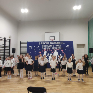 Uczniowie klas 2 występują dla dziadków. Kliknięcie na zdjęcie spowoduje jego powiększenie do rozmiaru oryginalnego.