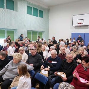 Babcie i dziadkowie oglądają występy swoich wnuków.  Kliknięcie na zdjęcie spowoduje jego powiększenie do rozmiaru oryginalnego.