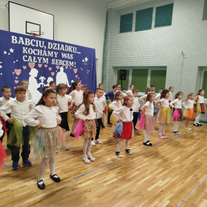 Pierwszoklasiści prezentują taniec dla dziadków. Kliknięcie na zdjęcie spowoduje jego powiększenie do rozmiaru oryginalnego.
