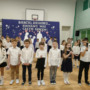 Recytacja wierszy dla dziadków przez uczniów klas 2. Kliknięcie na zdjęcie spowoduje jego powiększenie do rozmiaru oryginalnego.