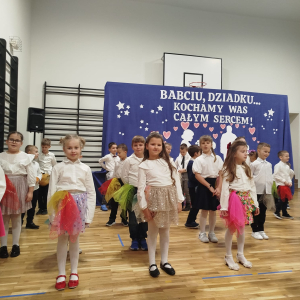 Dzieci z klas 1 w trakcie występu dla dziadków. Kliknięcie na zdjęcie spowoduje jego powiększenie do rozmiaru oryginalnego.