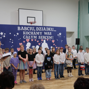 Uczniowie klas 3 w trakcie występu dla dziadków. Kliknięcie na zdjęcie spowoduje jego powiększenie do rozmiaru oryginalnego.