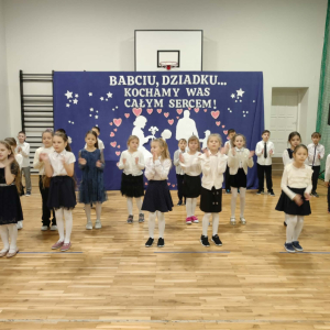 Drugoklasiści tańczą dla swoich dziadków. Kliknięcie na zdjęcie spowoduje jego powiększenie do rozmiaru oryginalnego.