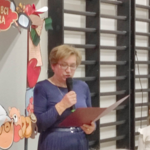 Wychowawczyni klasy 2 rozpoczyna występ uczniów klas 2. Kliknięcie na zdjęcie spowoduje jego powiększenie do rozmiaru oryginalnego.