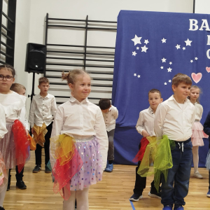 Pierwszaki ubrane na galowo występują dla dziadków. Kliknięcie na zdjęcie spowoduje jego powiększenie do rozmiaru oryginalnego.