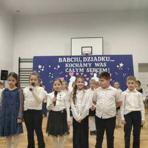 Dzieci z klas 2 recytują wiersze dla dziadków. Kliknięcie na zdjęcie spowoduje jego powiększenie do rozmiaru oryginalnego.