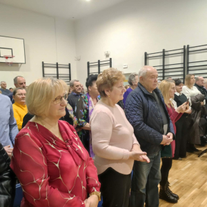 Dziadkowie uczniów klas 2 obserwują ich występ. Kliknięcie na zdjęcie spowoduje jego powiększenie do rozmiaru oryginalnego.