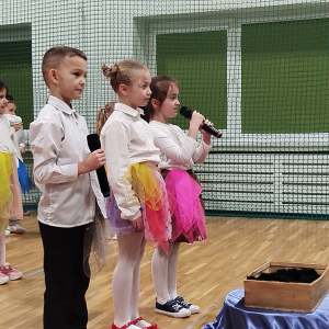 Uczniowie klas 1 recytują dla dziadków wiersze. Kliknięcie na zdjęcie spowoduje jego powiększenie do rozmiaru oryginalnego.