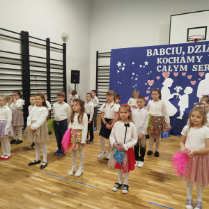 Dzieci z klas 1 występują dla dziadków. Kliknięcie na zdjęcie spowoduje jego powiększenie do rozmiaru oryginalnego.