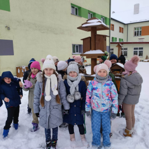 Drugoklasiści zgromadzeni przed karmnikiem. Kliknięcie na zdjęcie spowoduje jego powiększenie do rozmiaru oryginalnego.