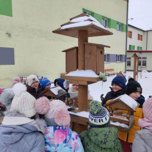 Uczniowie klasy 2 b w trakcie dokarmiania ptaków. Kliknięcie na zdjęcie spowoduje jego powiększenie do rozmiaru oryginalnego.