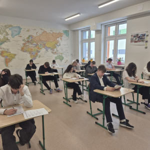 Klasy 8 na próbnych egzaminach. Kliknięcie na zdjęcie spowoduje jego powiększenie do rozmiaru oryginalnego.