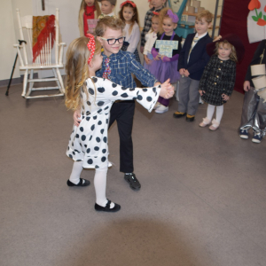 Para przedszkolaków tańczy dla zgromadzonych dziadków. Kliknięcie na zdjęcie spowoduje jego powiększenie do rozmiaru oryginalnego.