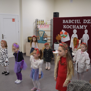 Występ przedszkolaków dedykowany zgromadzonym dziadkom. Kliknięcie na zdjęcie spowoduje jego powiększenie do rozmiaru oryginalnego.