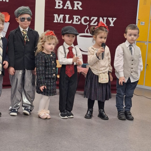 Dzieci w trakcie recytacji wierszy. Kliknięcie na zdjęcie spowoduje jego powiększenie do rozmiaru oryginalnego.