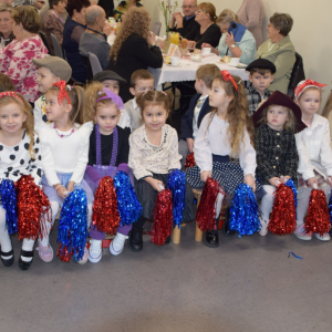 Przedszkolaki z Rudy-Rysia na występie dla dziadków. Kliknięcie na zdjęcie spowoduje jego powiększenie do rozmiaru oryginalnego.