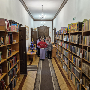 Dzieci z klasy 4 w korytarzu biblioteki w Szczurowej. Kliknięcie na zdjęcie spowoduje jego powiększenie do rozmiaru oryginalnego.