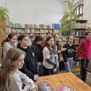Uczniowie klas 4 zgromadzeni w bibliotece w Szczurowej. Kliknięcie na zdjęcie spowoduje jego powiększenie do rozmiaru oryginalnego.