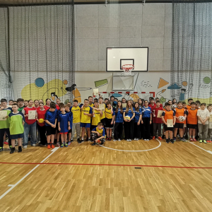 Reprezentacje szkół biorących udział w zawodach w koszykówce zgromadzone na hali w Strzelcach Wielkich.  Kliknięcie na zdjęcie spowoduje jego powiększenie do rozmiaru oryginalnego.