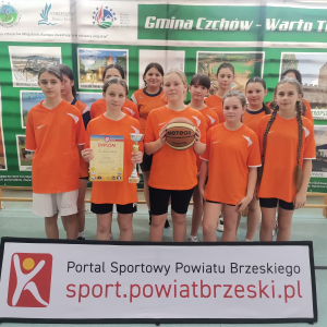 Laureatki 3 miejsca w Powiatowych Zawodach w Mini Koszykówce na hali w Czchowie.  Kliknięcie na zdjęcie spowoduje jego powiększenie do rozmiaru oryginalnego.