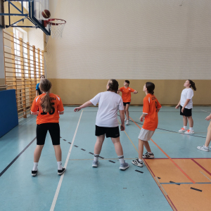 Reprezentacja dziewcząt naszej szkoły gra w koszykówkę na zawodach w Strzelcach Wielkich. Kliknięcie na zdjęcie spowoduje jego powiększenie do rozmiaru oryginalnego.