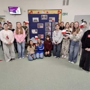 Uczniowie zgromadzeni przy gazetce wykonanej z okazji Narodowego Dnia Pamięci Żołnierzy Wyklętych. Kliknięcie na zdjęcie spowoduje jego powiększenie do rozmiaru oryginalnego.