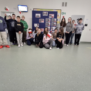 Młodzież upamiętnia Żołnierzy Wyklętych. Kliknięcie na zdjęcie spowoduje jego powiększenie do rozmiaru oryginalnego.