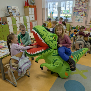 Jedna z dziewczynek ubrana w strój dinozaura. Kliknięcie na zdjęcie spowoduje jego powiększenie do rozmiaru oryginalnego.