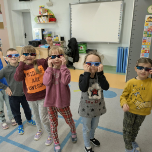 Dzieci ubrane w okulary 3D z okazji Dnia Dinozaura. Kliknięcie na zdjęcie spowoduje jego powiększenie do rozmiaru oryginalnego.
